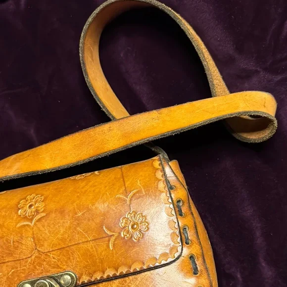 Classic Tan Handmade Leather Shoulder Bag with Brass Clasp - Picture 2 of 7